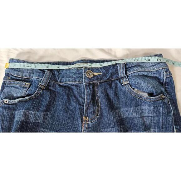 YMI Women's Low Rise Medium Wash Flare Jeans - Size 9 - Picture 3 of 6